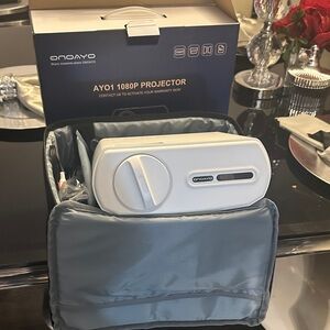 AYO1 1080P Projector - White remote control